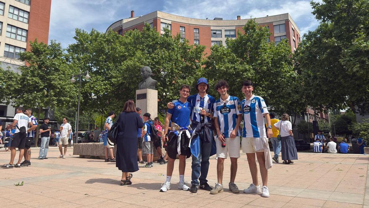 Aficionados del Deportivo en la plaza Marcos Fernández.