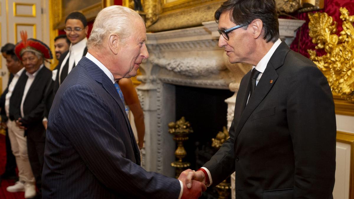 El rey Carlos III de Gran Bretaña saluda al presidente de la Generalitat, Salvador Illa.