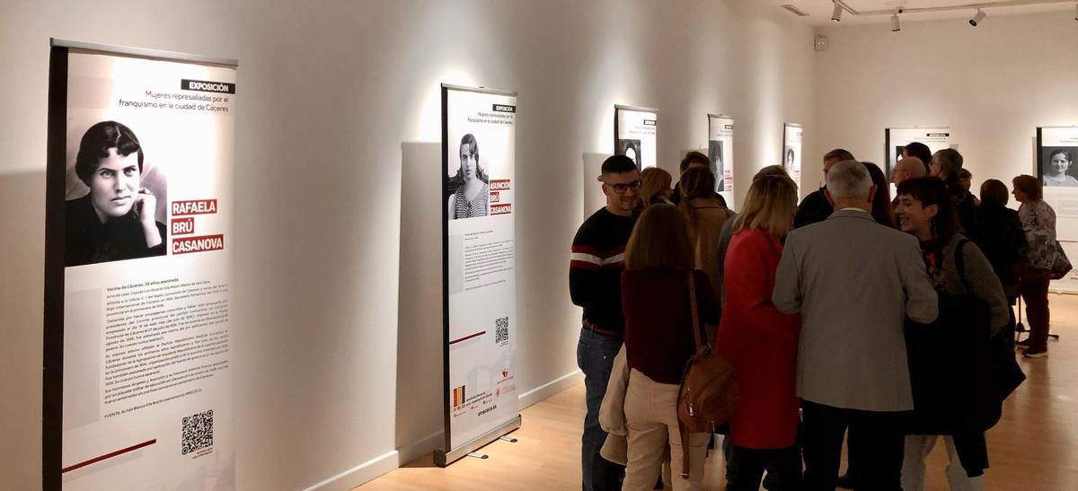 Asistentes a la exposición en la Sala Pintores