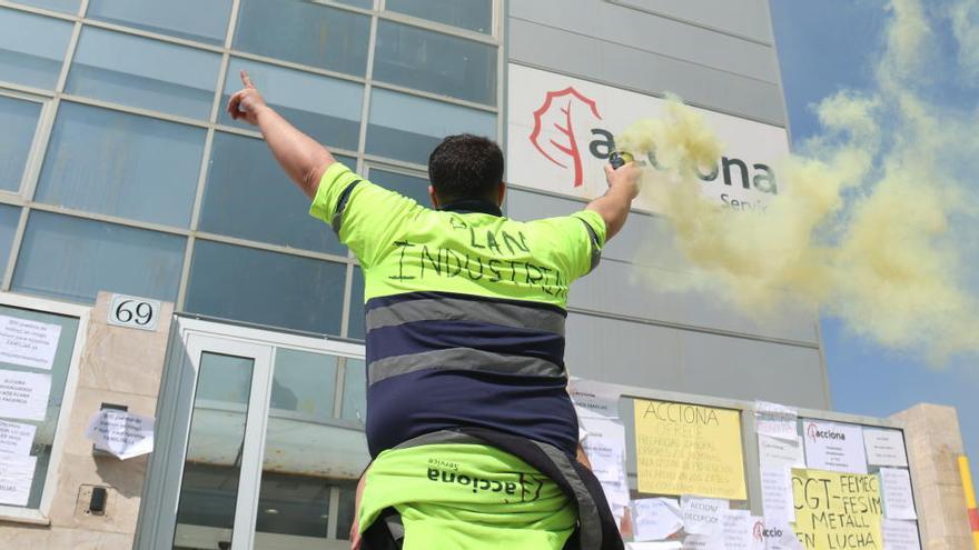 Un treballador d&#039;Acciona manifestant-se davant les oficines de l&#039;empresa situades a la Zona Franca de Barcelona el 3 de juny de 2020