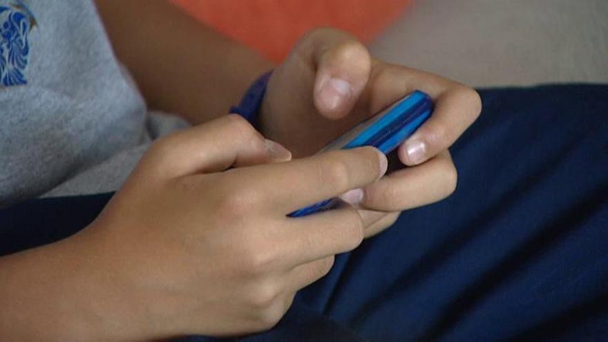 El 20% de los adolescentes reconoce estar "enganchado" al móvil