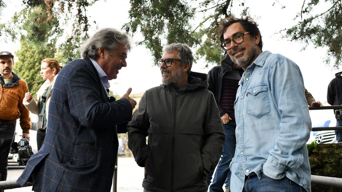 Los artistas Iván y Amaro Ferreiro, en la imagen conversando con Eduardo Esteban Meruéndano, visitaron la excavación.