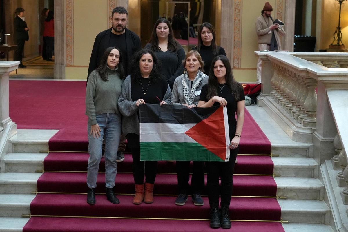 Miembros de 'Prou Complicitat' y la 'Comunitat Palestina a Catalunya', al Parlament con diputados de ERC, Comuns y CUP