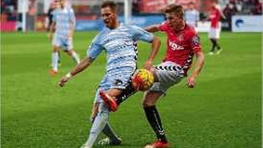 David Querol intenta treure la pilota al lateral del Nàstic, Mossa.