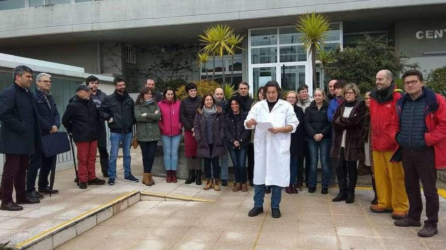 Científicos del IEO de A Coruña y representantes de la flota durante la lectura del manifiesto, ayer.