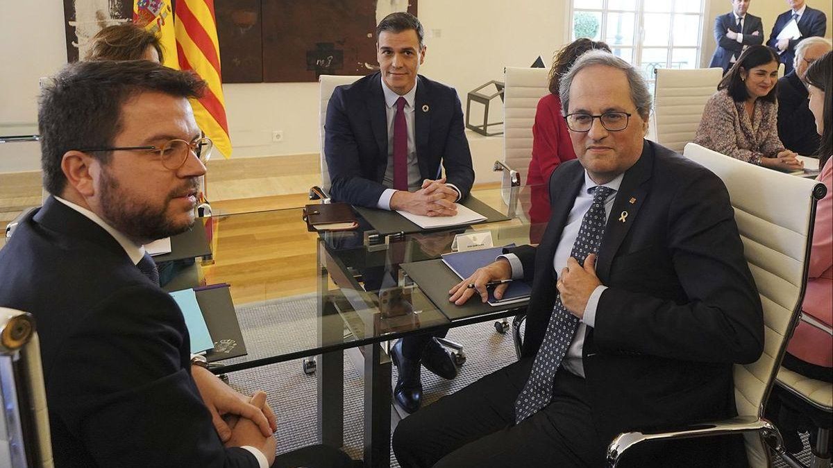 Pere Aragonès y Quim Torra junto a Pedro Sánchez.