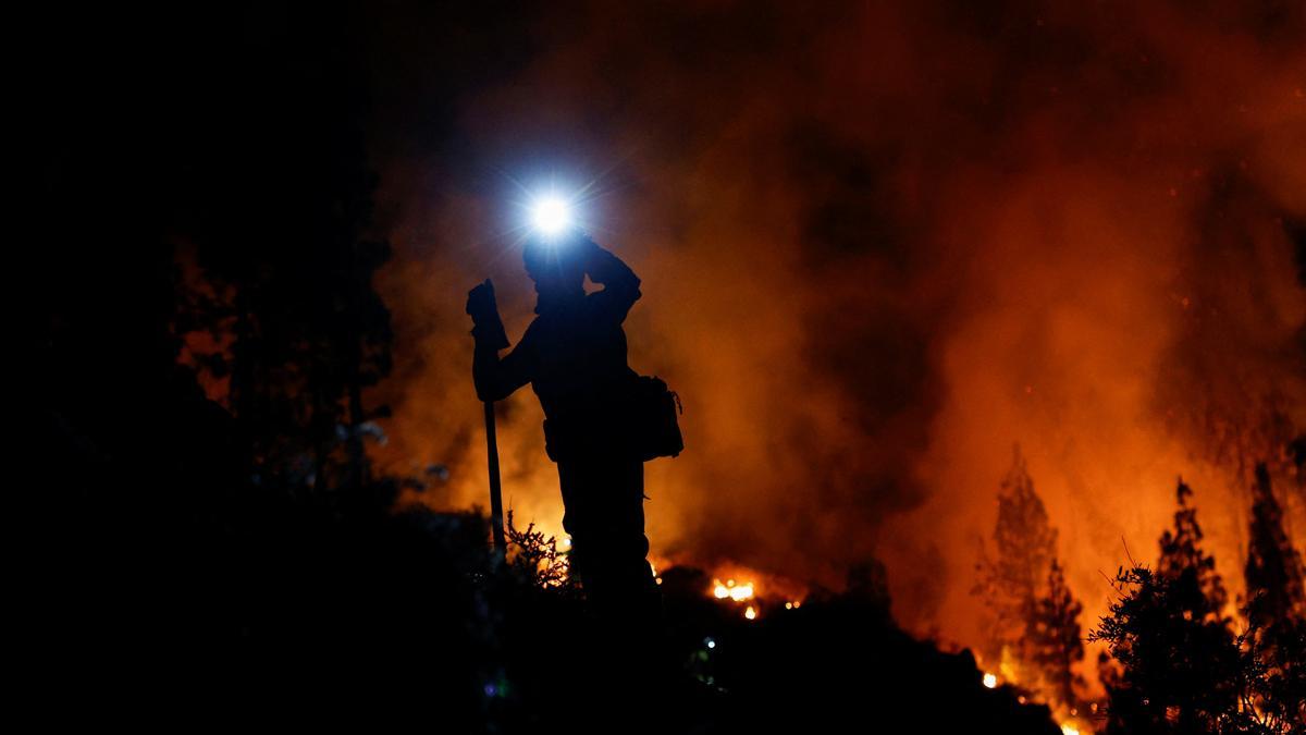 Un bombero trabaja en la extinción del incendio de Tenerife.