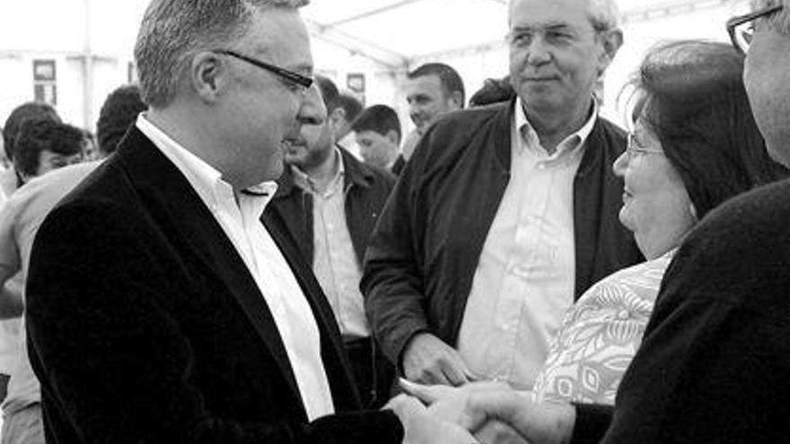 José Blanco saluda a una militante socialista en presencia de Emilio Pérez Touriño, ayer en Cervo.  / efe