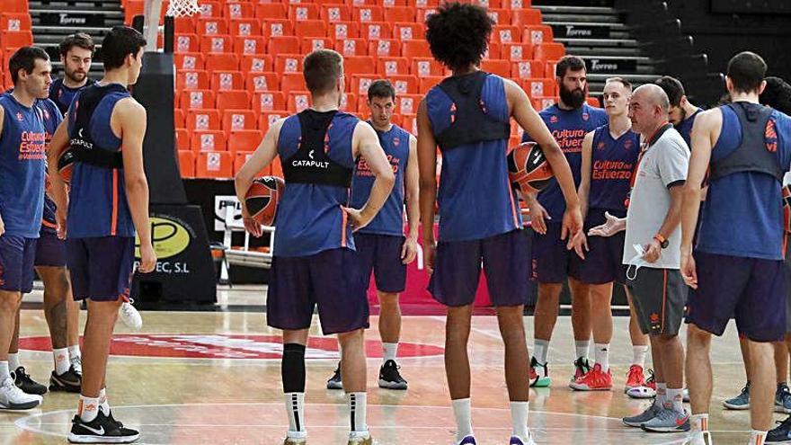 Los jugadores del Valencia Basket, antes del inicio del entrenamiento del miércoles