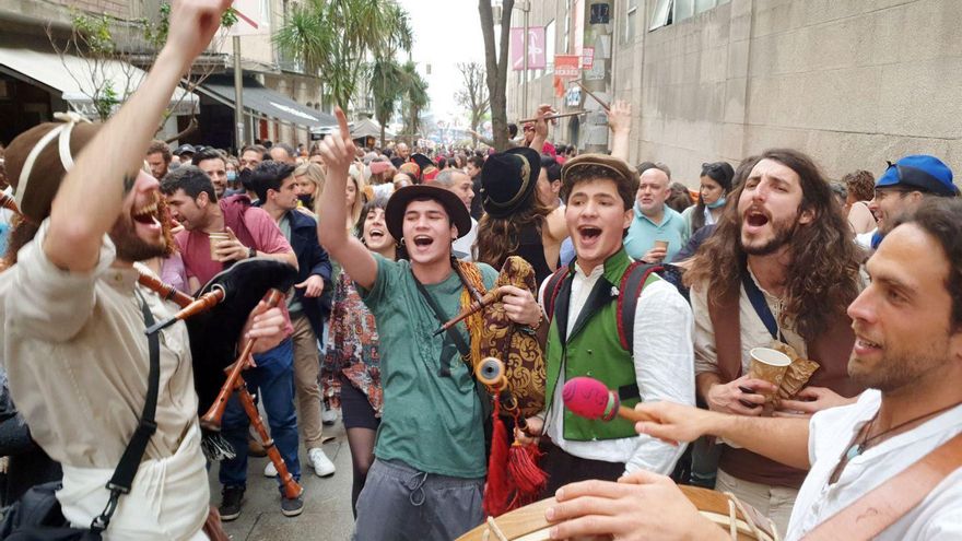 Grito unánime en el Casco Vello: “¡Qué ambientazo y qué ganas de fiesta hay!”