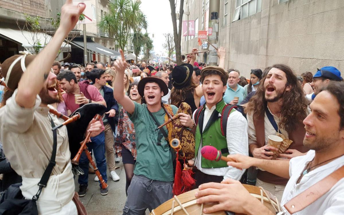 Las gaitas y panderetas hicieron las delicias de la gente en Teófilo Llorente. |   // FOTOS: MARTA G. BREA