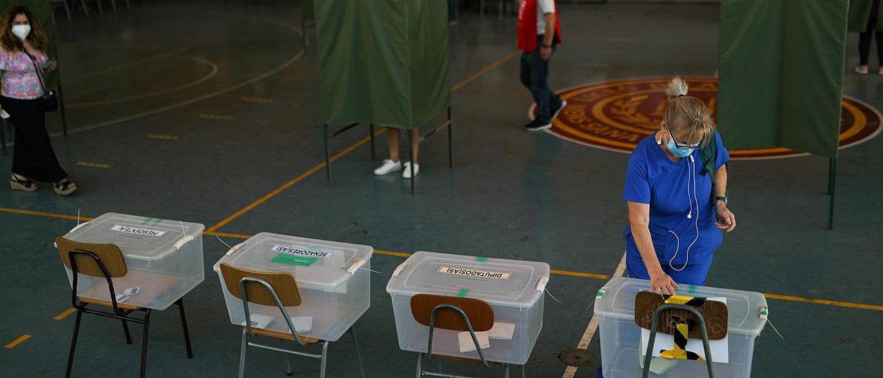 Una mujer vota en las elecciones de Chile.