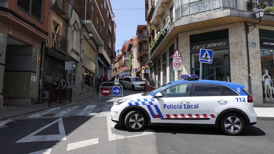 Benavente: Un vehículo pierde el control y se estrella contra una valla en la calle Santa Cruz