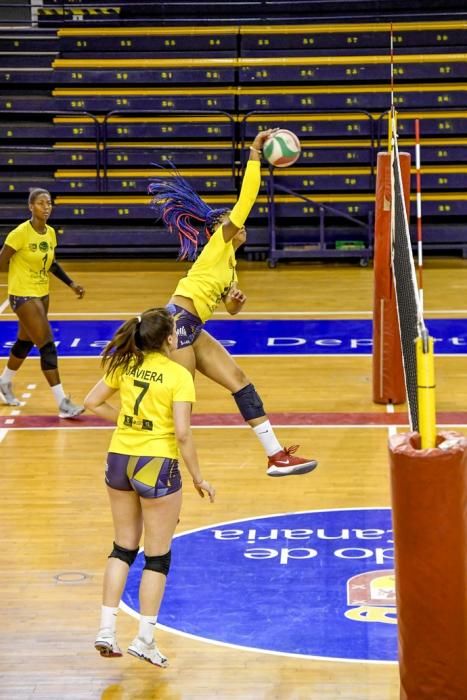 25-02-20 DEPORTES. CENTRO INSULAR DE LOS DEPORTES. LAS PALMAS DE GRAN CANARIA. Entrenamiento y foto de grupo del equipo femenino de volleyball IBSA 7 Palmas.    Fotos: Juan Castro.  | 25/02/2020 | Fotógrafo: Juan Carlos Castro