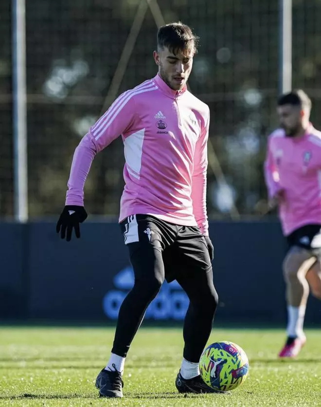 Iker Losada entrena con el primer equipo celeste