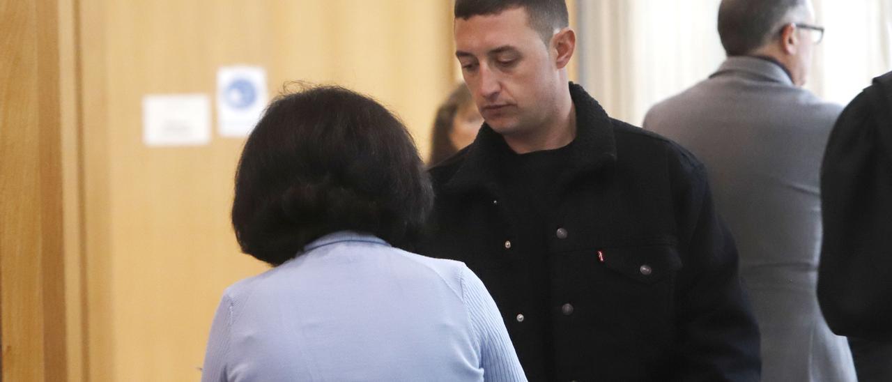 El acusado, Roberto L. G., antes de la vista oral celebrada ayer en la Audiencia Provincial de Zaragoza.