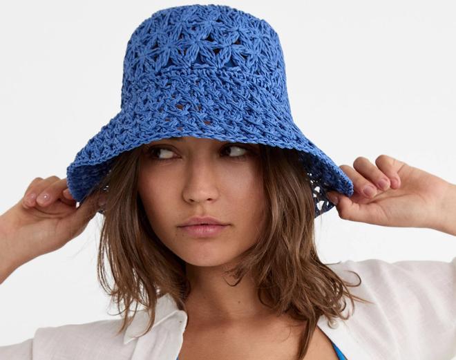 ¡Atenta! Stradivarius arrasa con la colección más moderna de gorras para llevar a la playa