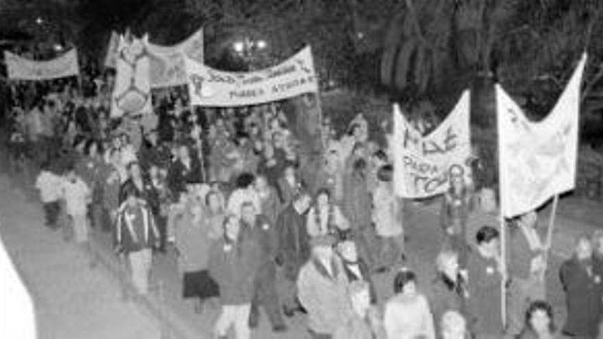 Un millar de personas participan en la quinta marcha por la paz