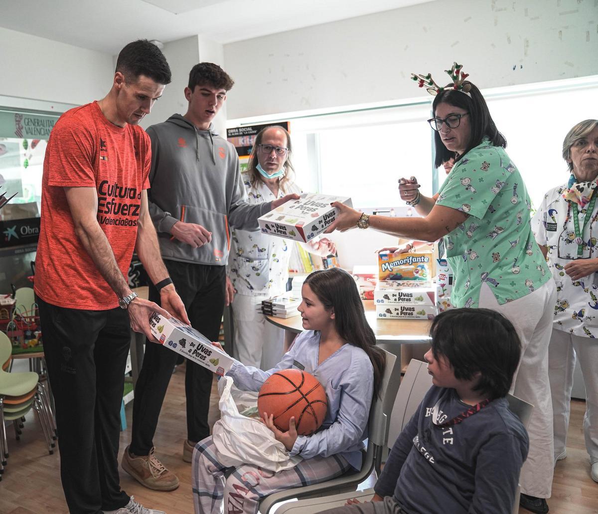 Los jugadores han podido disfrutar de cerca las sonrisas de los protagonistas que han disfrutado mucho y no han dejado de hacerse fotos con sus ídolos.