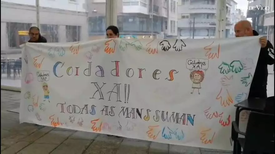 Concentración impulsada por la CIG para reclamar la reposición de dos cuidadores en los CEIP de Vilatuxe y Cercio