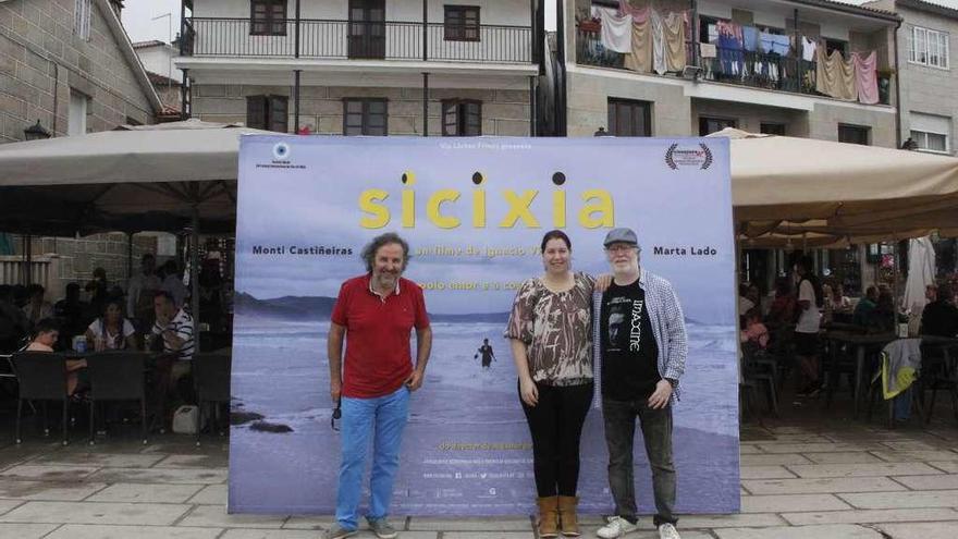 Ignacio Vilar y Miguel López, junto a Lidia Salgueiro en Combarro. // Santos Álvarez