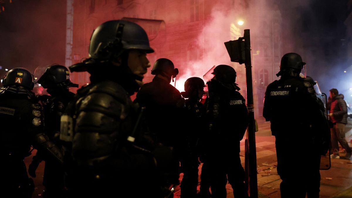 La policía vigila las celebraciones de los aficionados marroquíes en París.