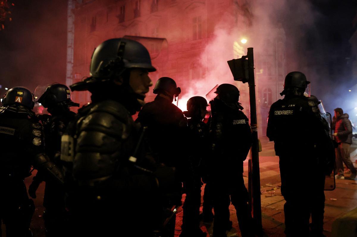 La policía vigila las celebraciones de los aficionados marroquíes en París.