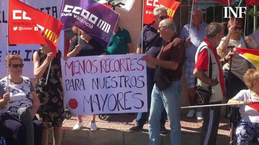 Manifestación de los mayores de la residencia de ancianos pública de Torrevieja