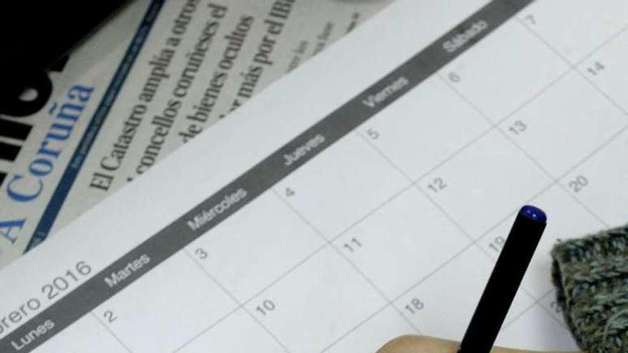 Una joven marca un calendario de año bisiesto.