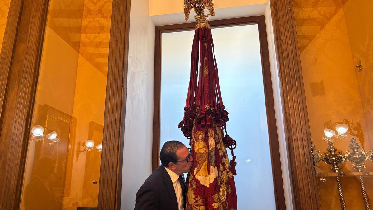 Martínez Tomé, este lunes, besando el emblema en la sala Oriol del Ayuntamiento