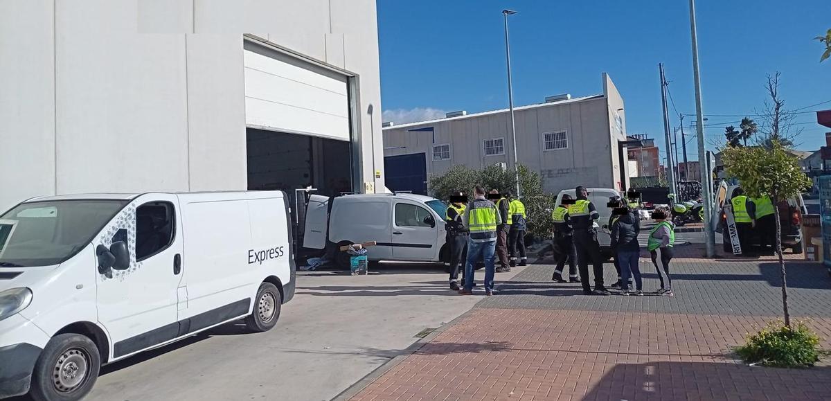 Agentes de la Policía Nacional procedieron a retirar varias furgonetas al depósito municipal de vehículos