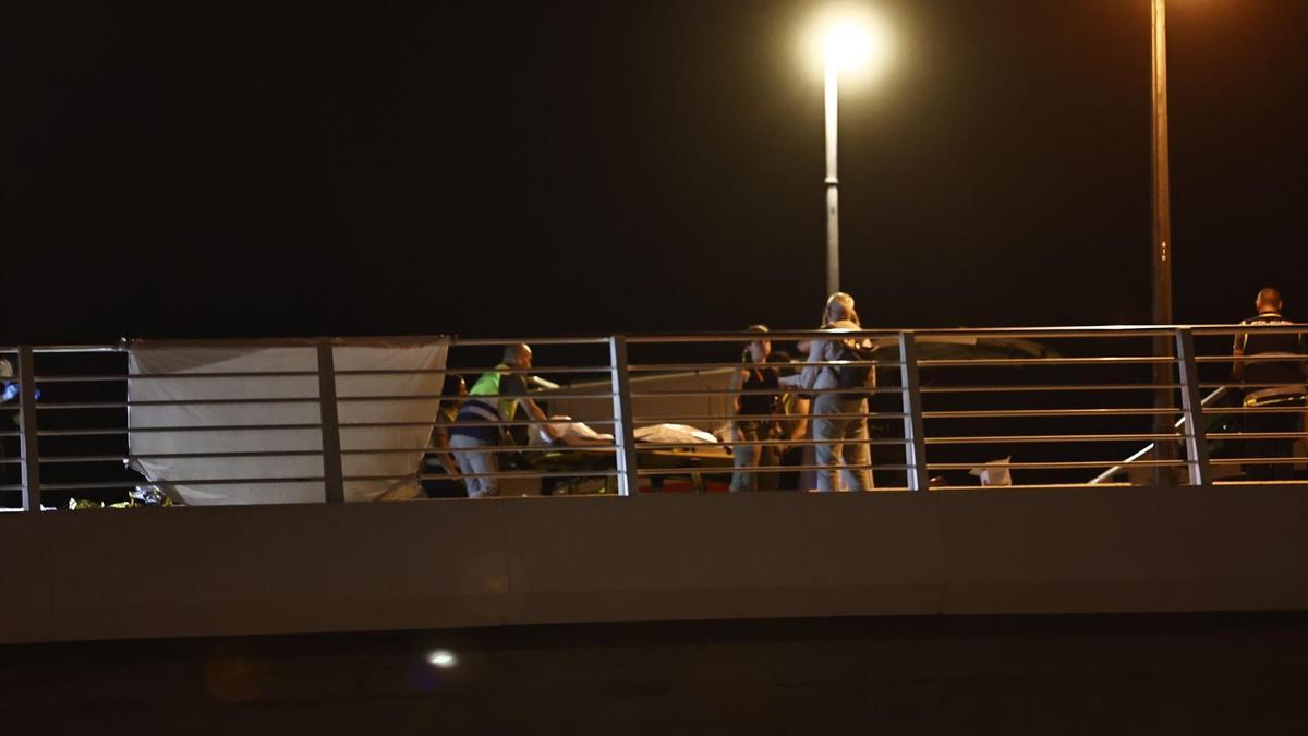 Agentes de la Policía Nacional, junto al cadáver de la víctima en el lugar del crimen, el pasado martes.