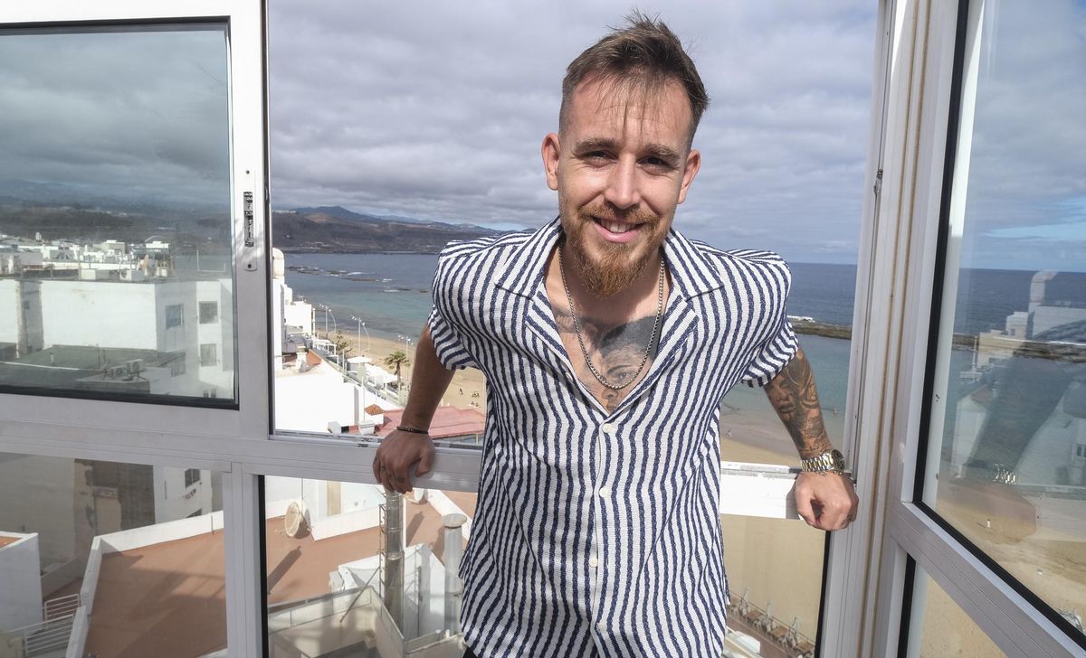 Javi Climent sonriente, con Las Canteras a su espalda.