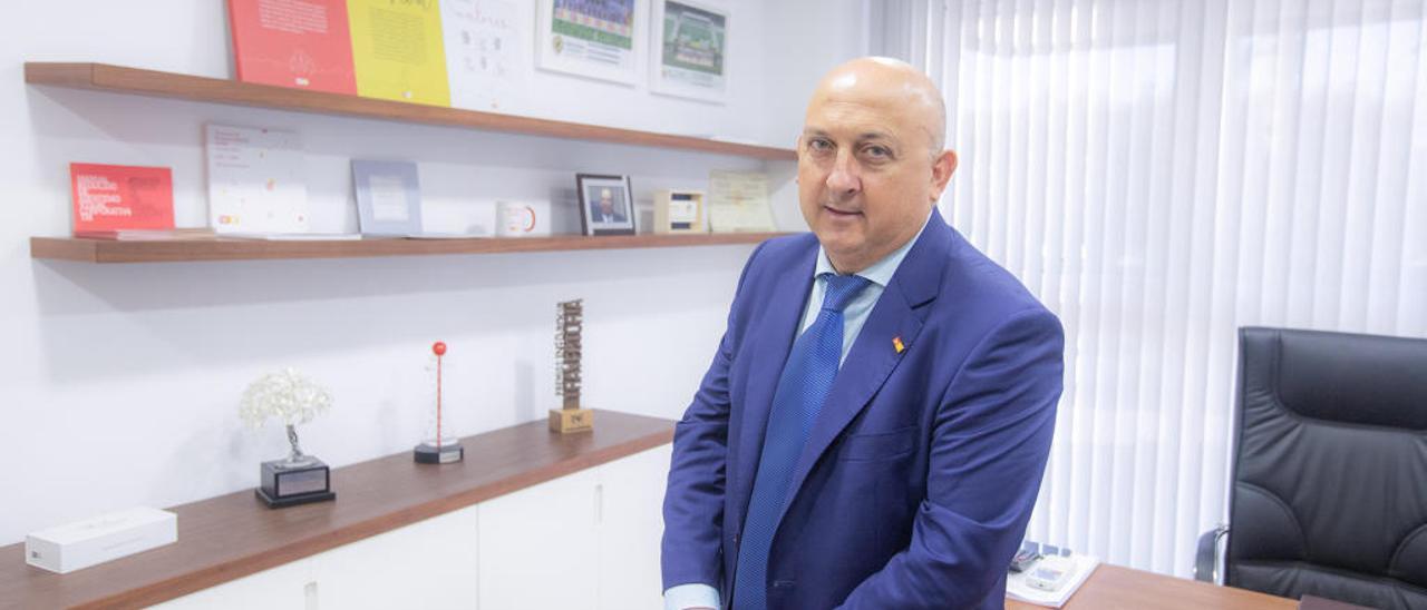 Pablo Serna, en el despacho que ocupa en la sede de TM Grupo Inmobiliario, en Torrevieja.