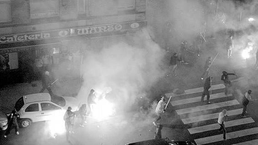 Ultras del Sporting y el Sevilla, durante la pelea del pasado 13 de diciembre.