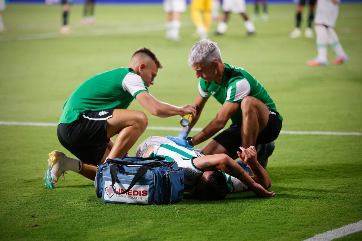 Las asistencias médicas del Córdoba CF atienden a Alcedo, en el suelo, tras su lesión ante el Castellón.