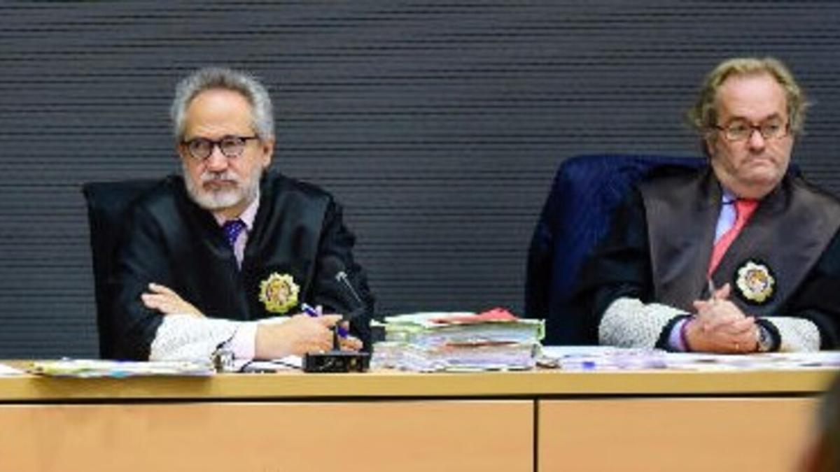 Emilio Moya (izquierda)  y Carlos Vielba en una imagen de archivo durante un juicio en la Audiencia Provincial de Las Palmas.