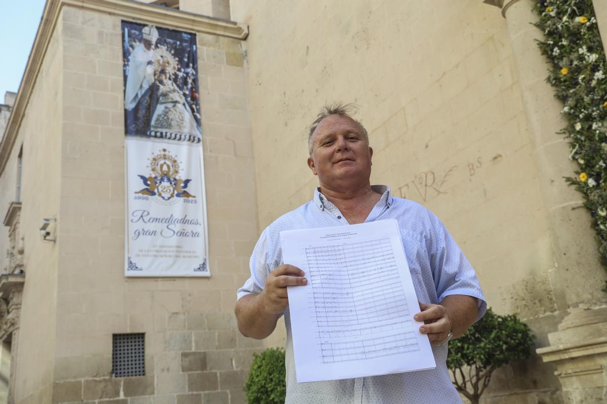 Manuel Ramos muestra el himno frente a la Concatedral de San Nicolás.