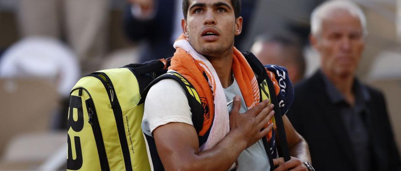 Carlos Alcaraz, en su despedida en Roland Garros. | EFE