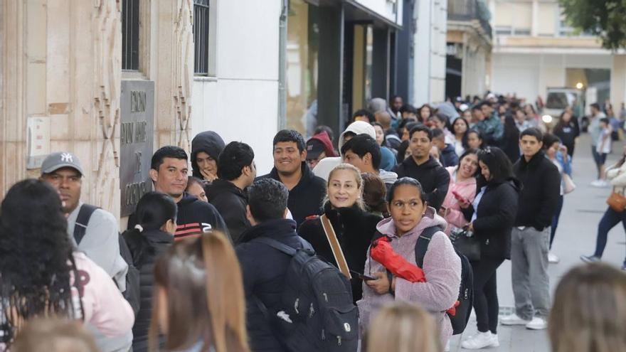 Vuelven las colas en Córdoba para conseguir los documentos de la regularización de inmigrantes