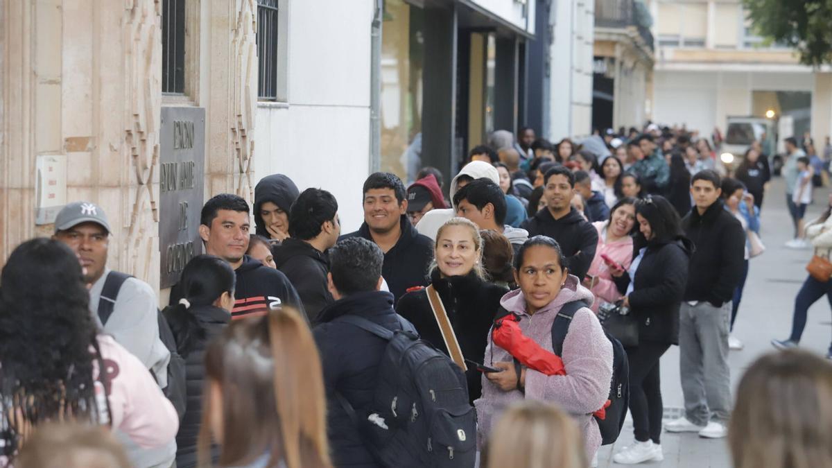 Colas ante la sede del Ayuntamiento en Gran Capitán.