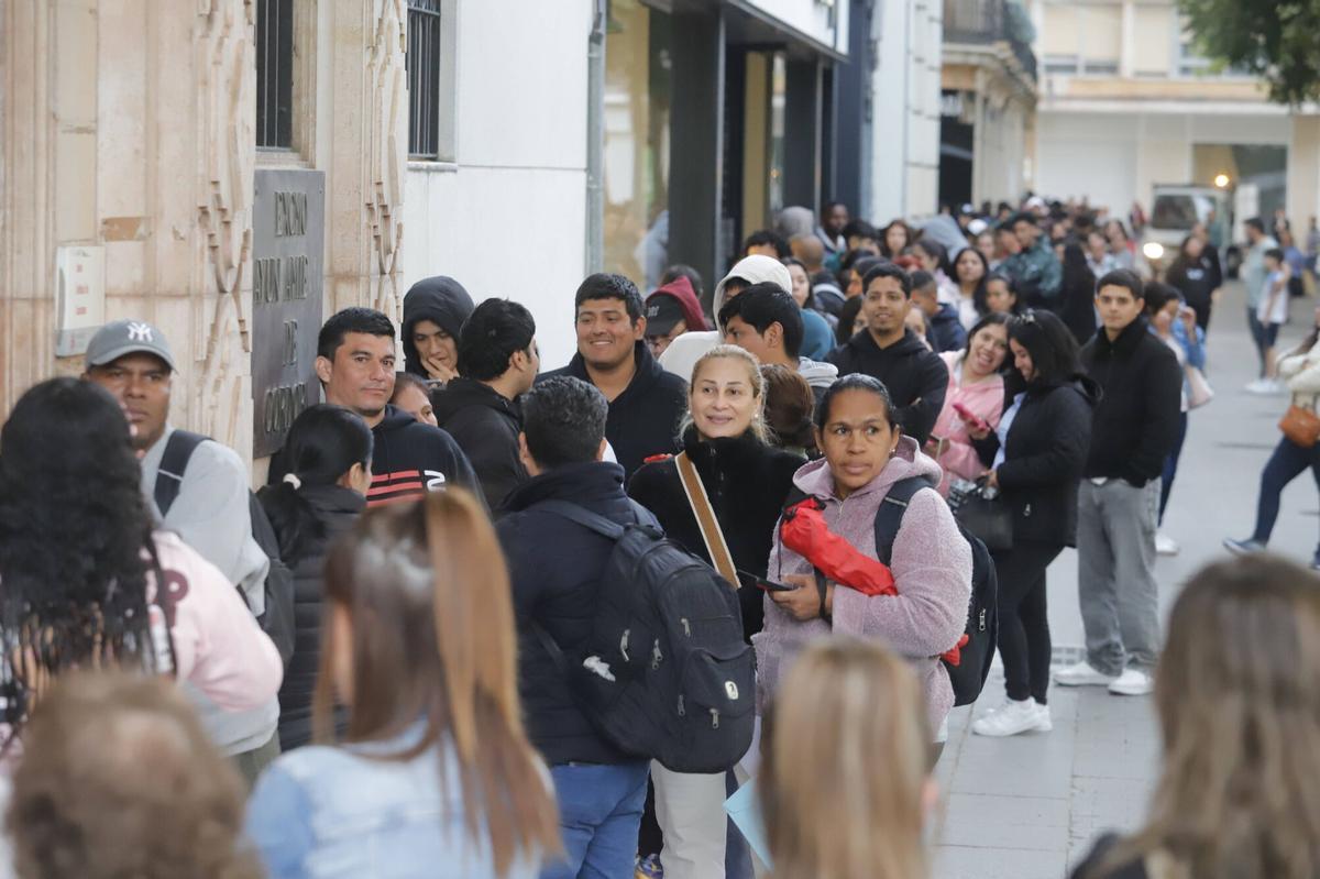Vuelven las colas de inmigrantes en el Ayuntamiento de Córdoba
