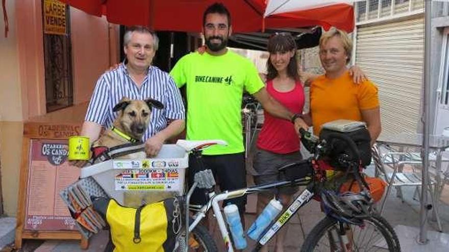 Los viajeros se reunieron en &quot;Os Candís&quot; con sus amigos.  // Muñiz