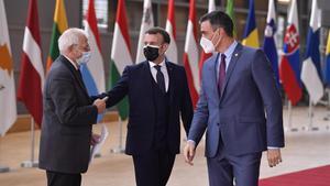 El alto representante de Política Exterior de la UE, Josep Borrell, el presidente francés, Emmanuel Macron, y el jefe del Gobierno español, Pedro Sánchez, a su llegada a la cumbre, este jueves en Bruselas.