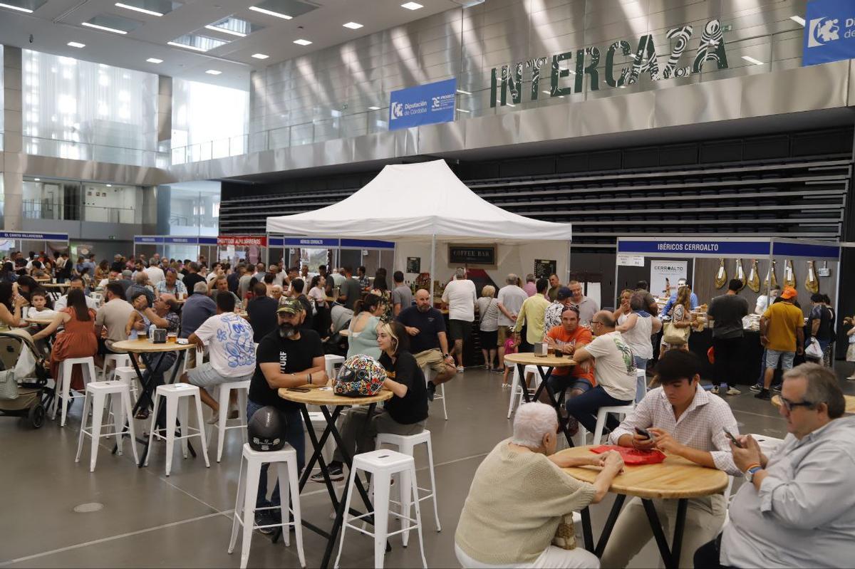 Ambiente en la zona gastronómica de Intercaza durante la última jornada de la feria en el Centro de Exposiciones.