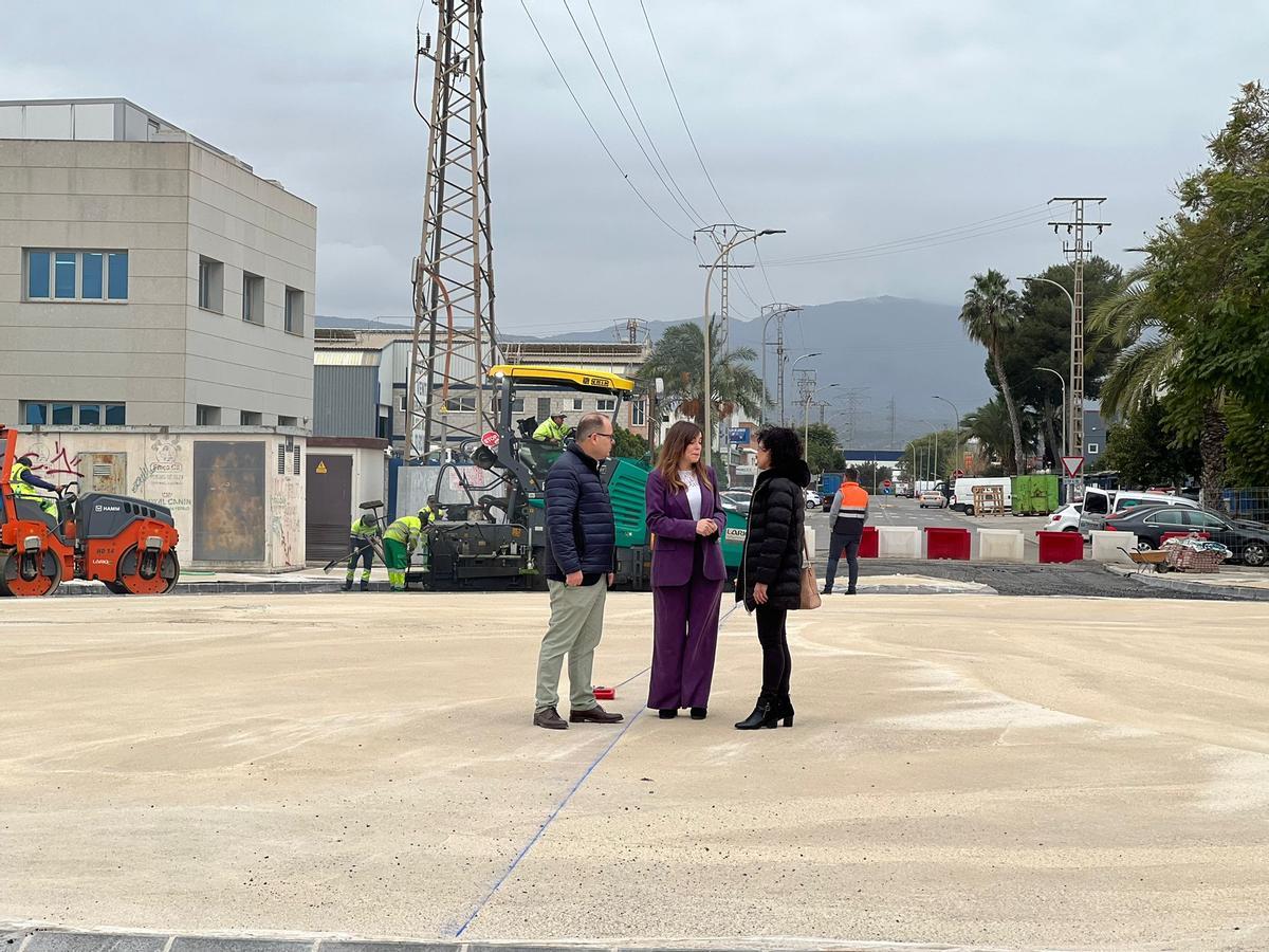 La vicealcaldesa de Murcia, Rebeca Pérez, junto a junto a los concejales de Desarrollo Económico y la concejal de Servicios Públicos de Alcantarilla, José Antonio López y Noelia Martín.
