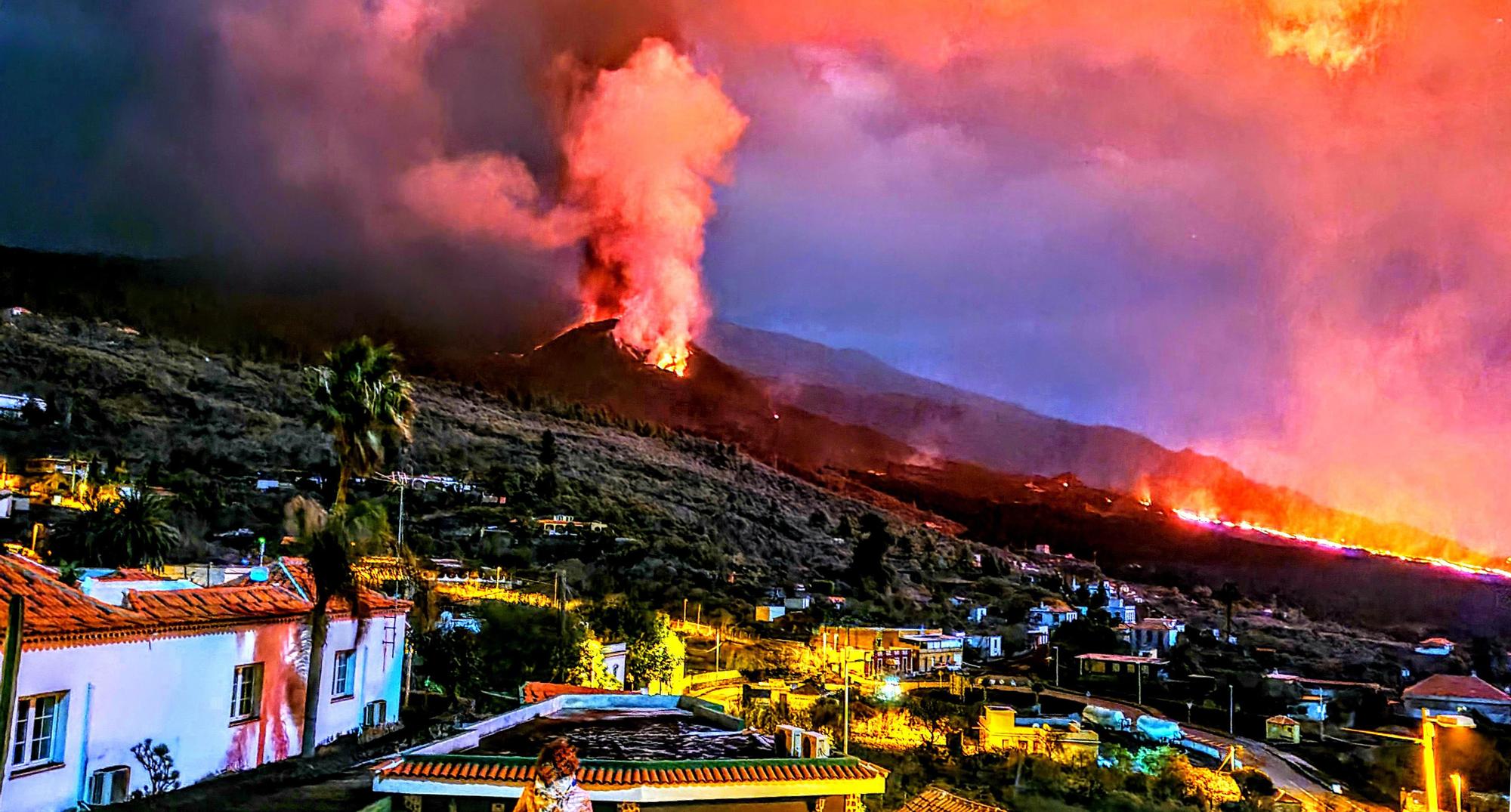 Desde el mirador de Tajuya las vistas del volcán y, especialmente, de las humeantes coladas, son magníficas