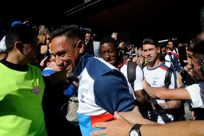 Llegada de la afición y de los equipos de CD Tenerife y de la UD Las Palmas antes de comenzar el Derbi en el estadio.