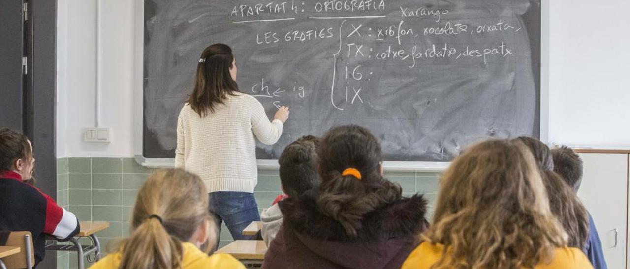 Alumnos de segundo curso de Bachillerato en clase de Valenciano, cuya nota les cuenta para la próxima Selectividad. PILAR CORTÉS