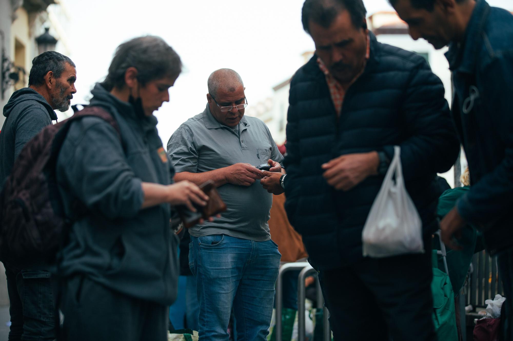 Mercadillo de personas sin hogar frente a las colas del hambre del comedor Ave María, en Madrid.